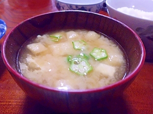 豆腐と油揚げとオクラの味噌汁