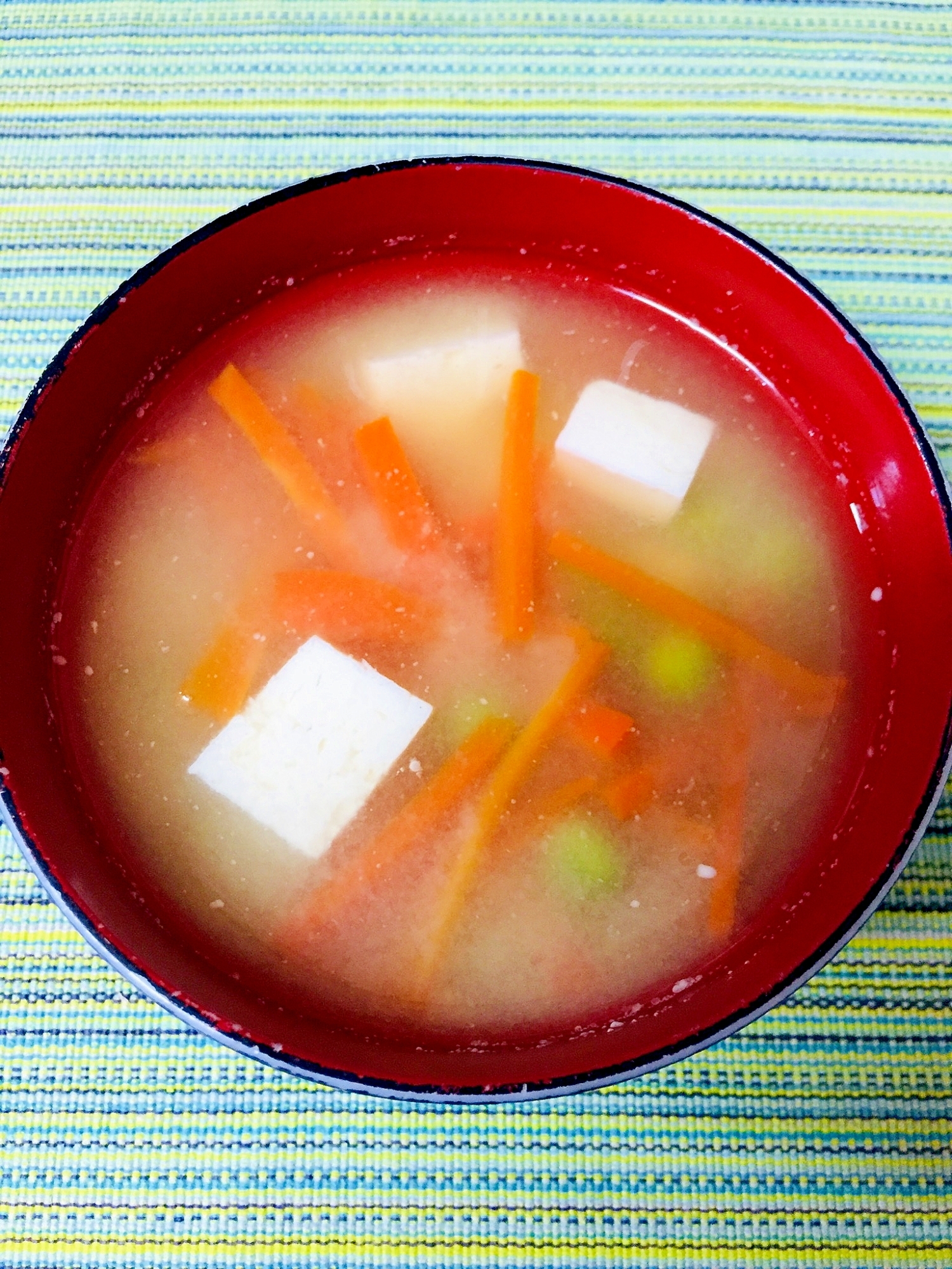 グリーンピースと人参と豆腐のお味噌汁