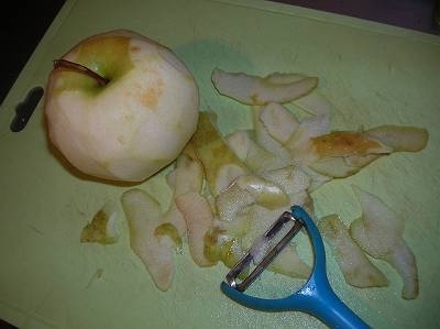 りんご！切れ味の悪いピーラーで頑張りました（笑）