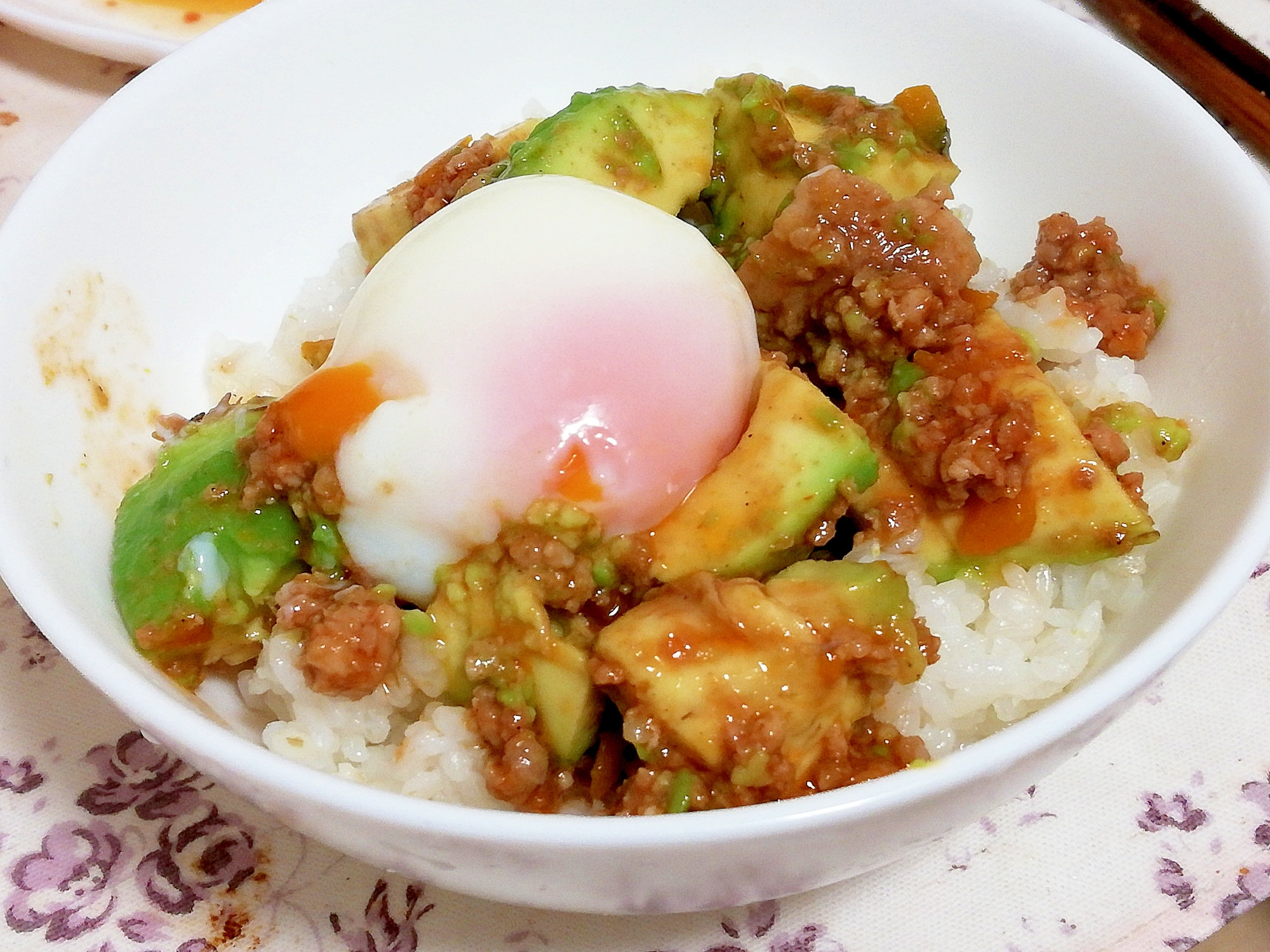 簡単！ご飯がススム♪アボカドミートエッグ丼