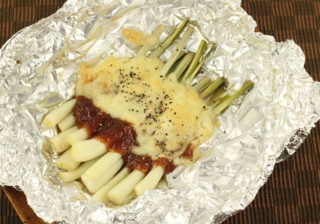 ホイルの上にのった島らっきょうの豚肉みそチーズ焼き