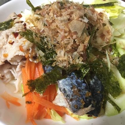 食欲の無い暑い日もサラダうどんなら食べられます。シーチキンが無くても安いサバ缶でOK！汁も残さず使えるのが良いですね