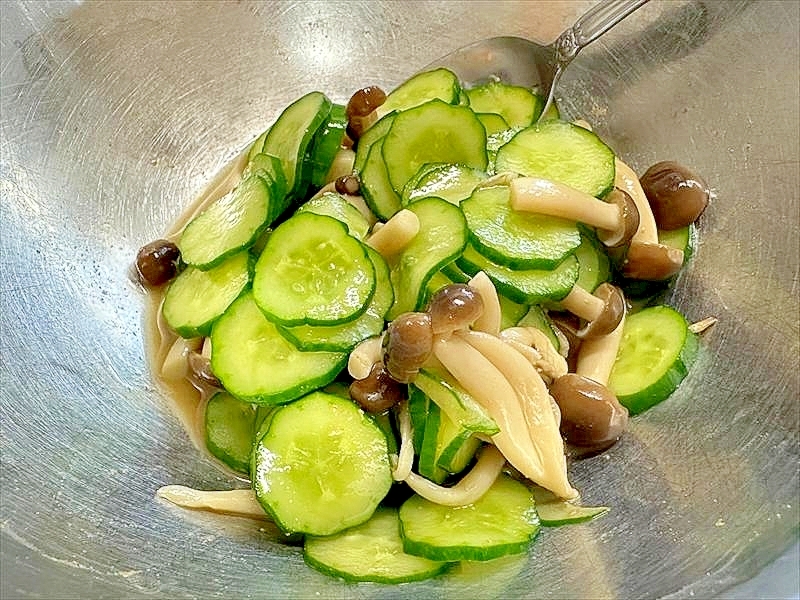 しめじさっと茹でてきゅうりとごまだれ醤油で簡単和え