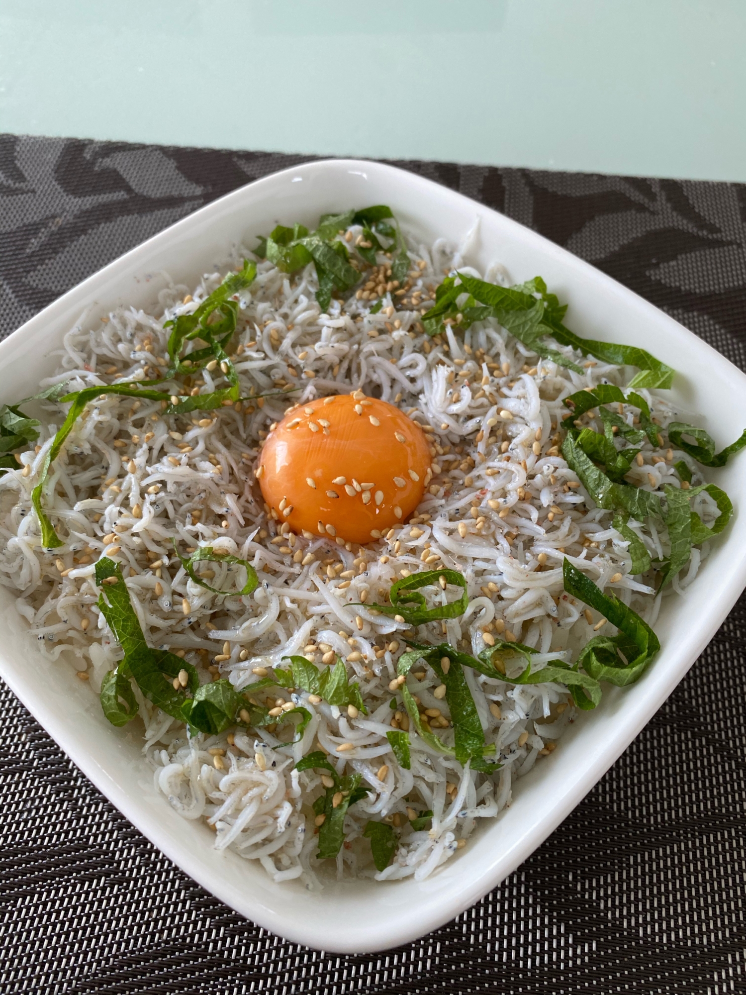 シンプルにごま油と塩のみ！簡単しらす丼！