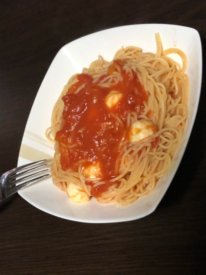 トマト缶とモッツァレラがあったのでこのレシピを参考にパスタ料理。簡単だけど少し味が薄めかなと思ったので次は水を減らそうかな(^^;)