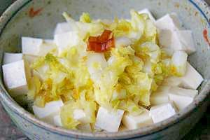 豆腐と白菜の漬物のピリ辛サラダ