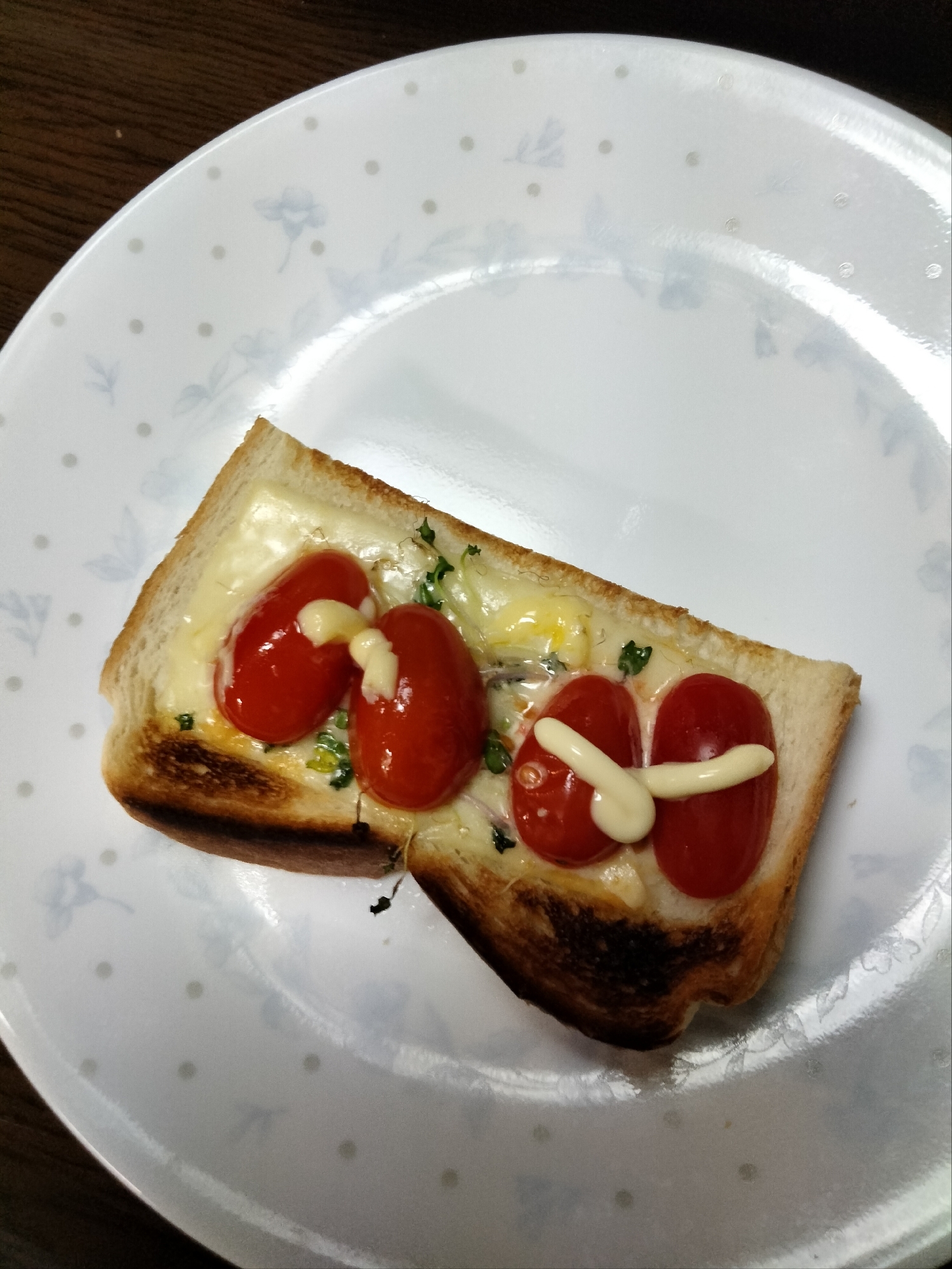 チーズトーストアレンジ スプラウト&フルーツトマト