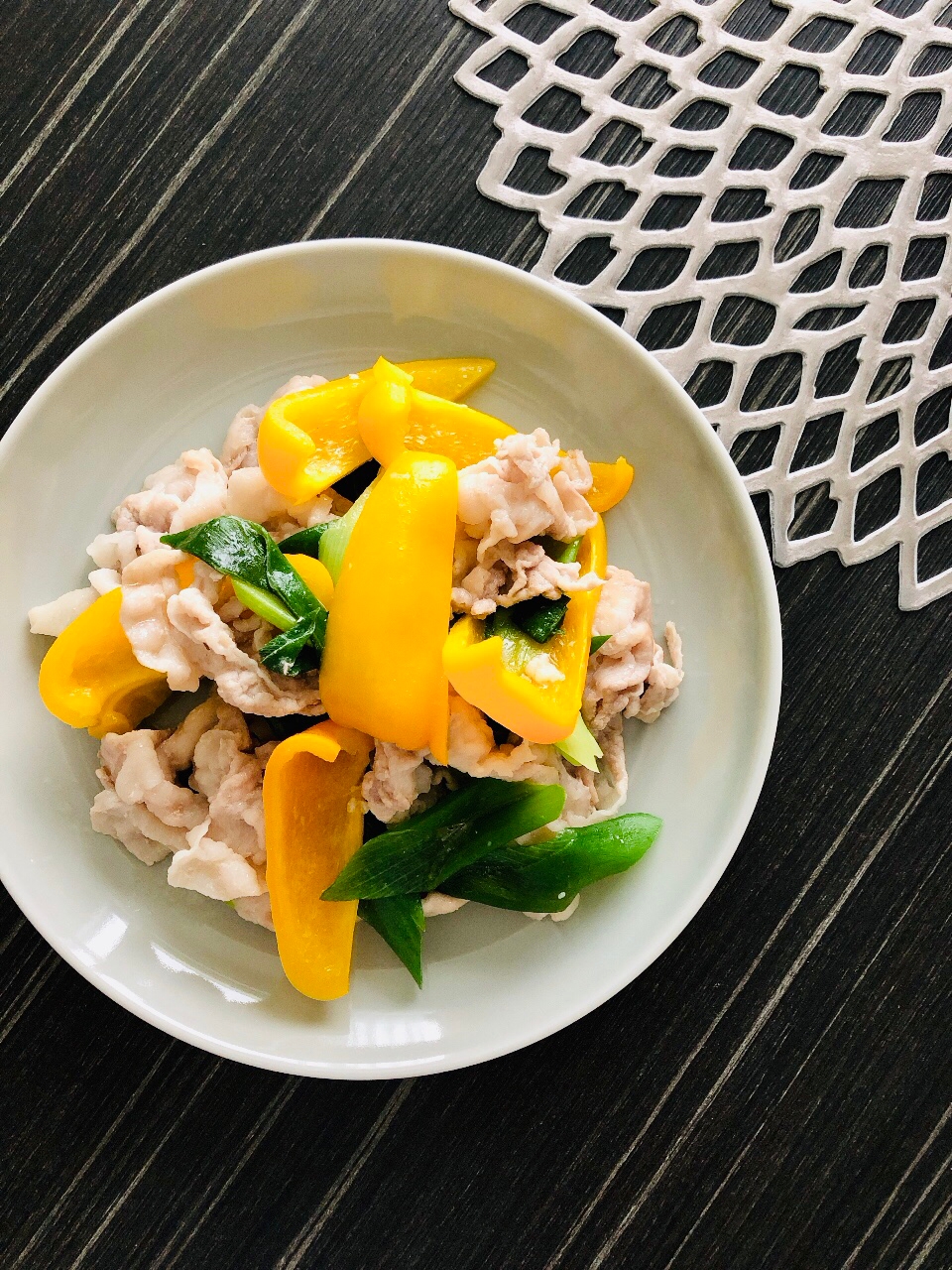 豚肉とパプリカとねぎのごま油塩麹炒め