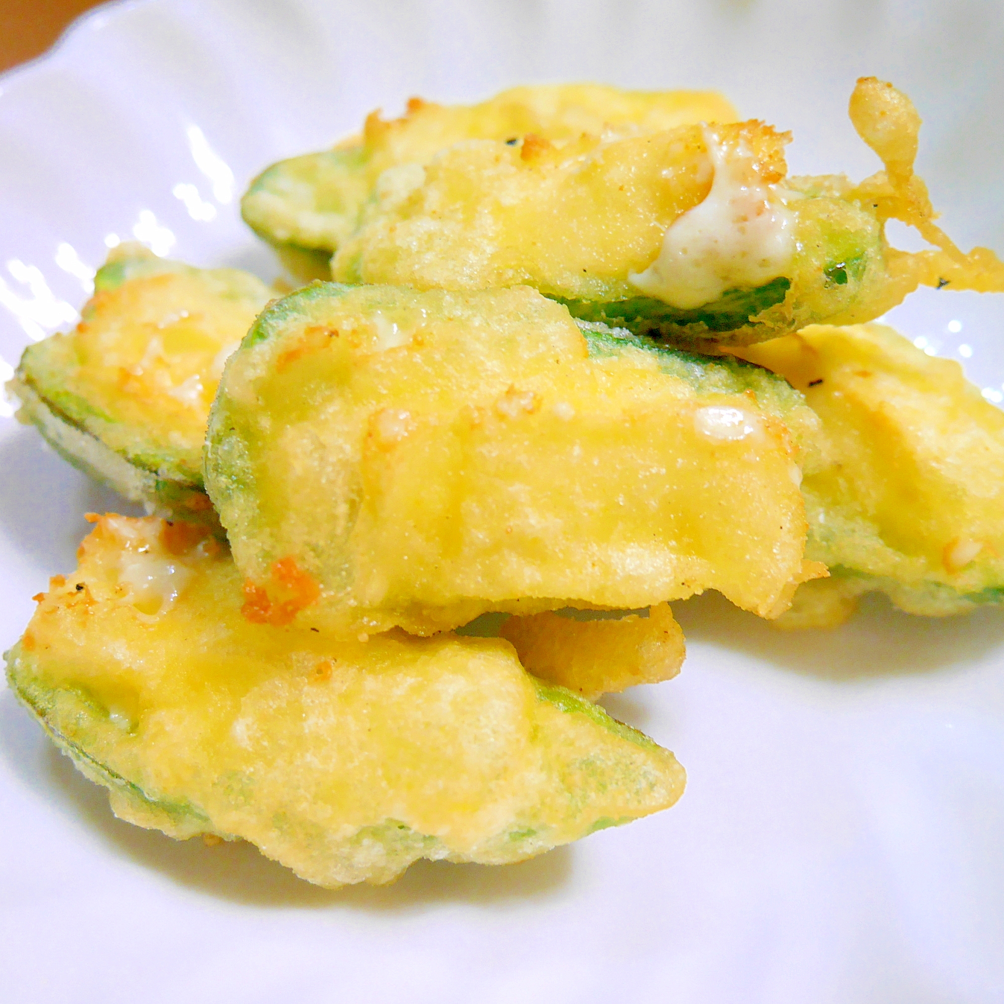白い皿に盛りつけられたハラペーニョのチーズフリッター