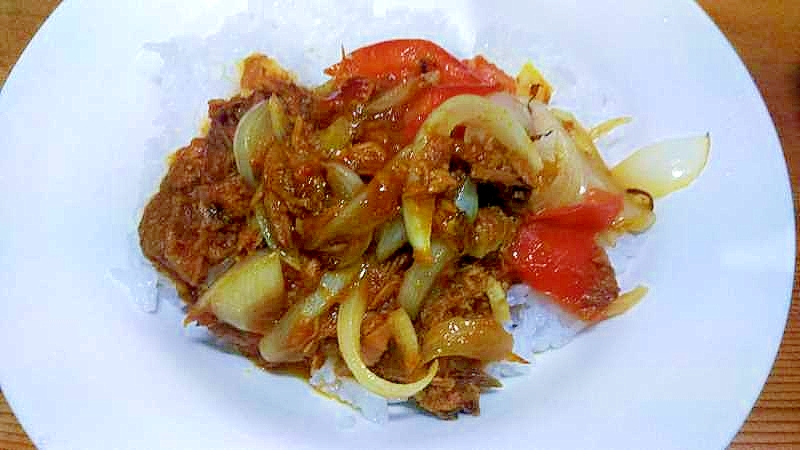 まぐろ味付け缶トマトのカレー丼