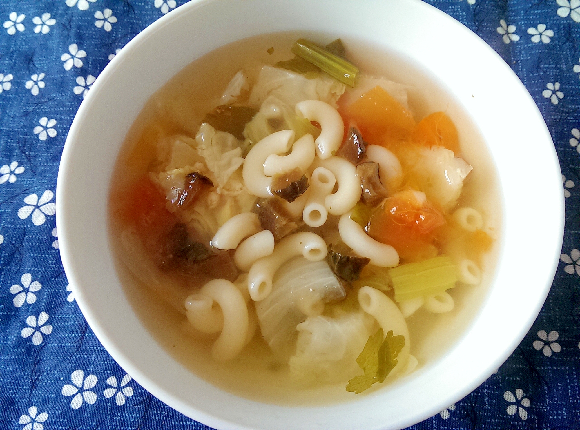 マカロニとキューちゃん入り野菜スープ