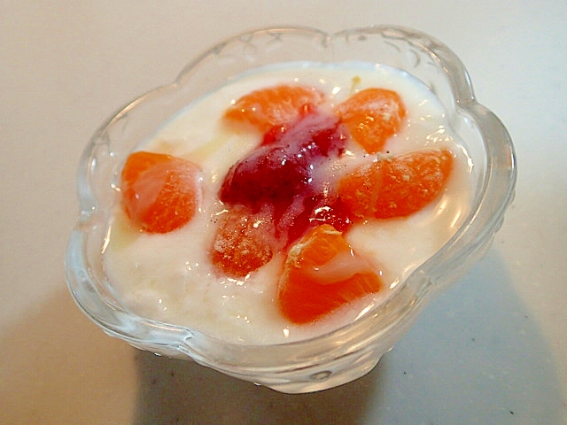 小蜜柑と苺ジャムの美的ヨーグルト