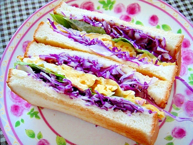 紫キャベツと卵とバジルのトーストサンド
