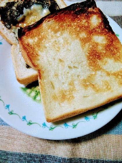 おはようございます♪今朝は薄切り食パンです！サンドイッチを作りたかったけどそんな時間はとうていないので(T_T)ふっくらモチカリに美味しく焼けました！ご馳走様♡