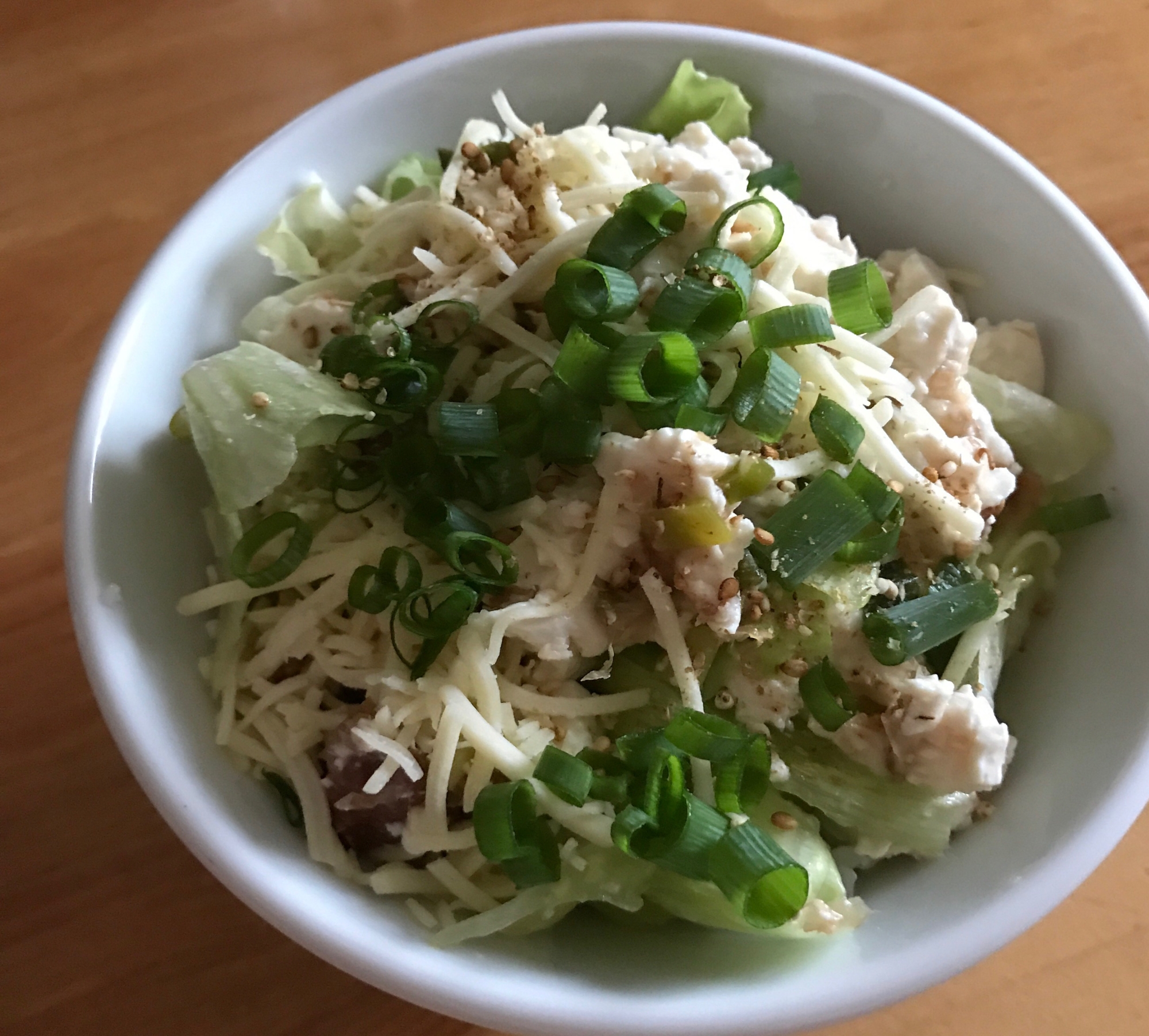 レタスと梅干しの豆腐チーズサラダ丼