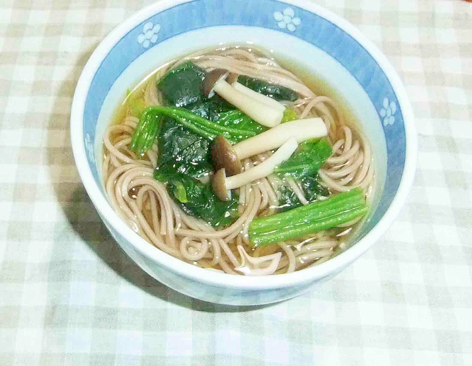 しめじとほうれん草の温かいお蕎麦