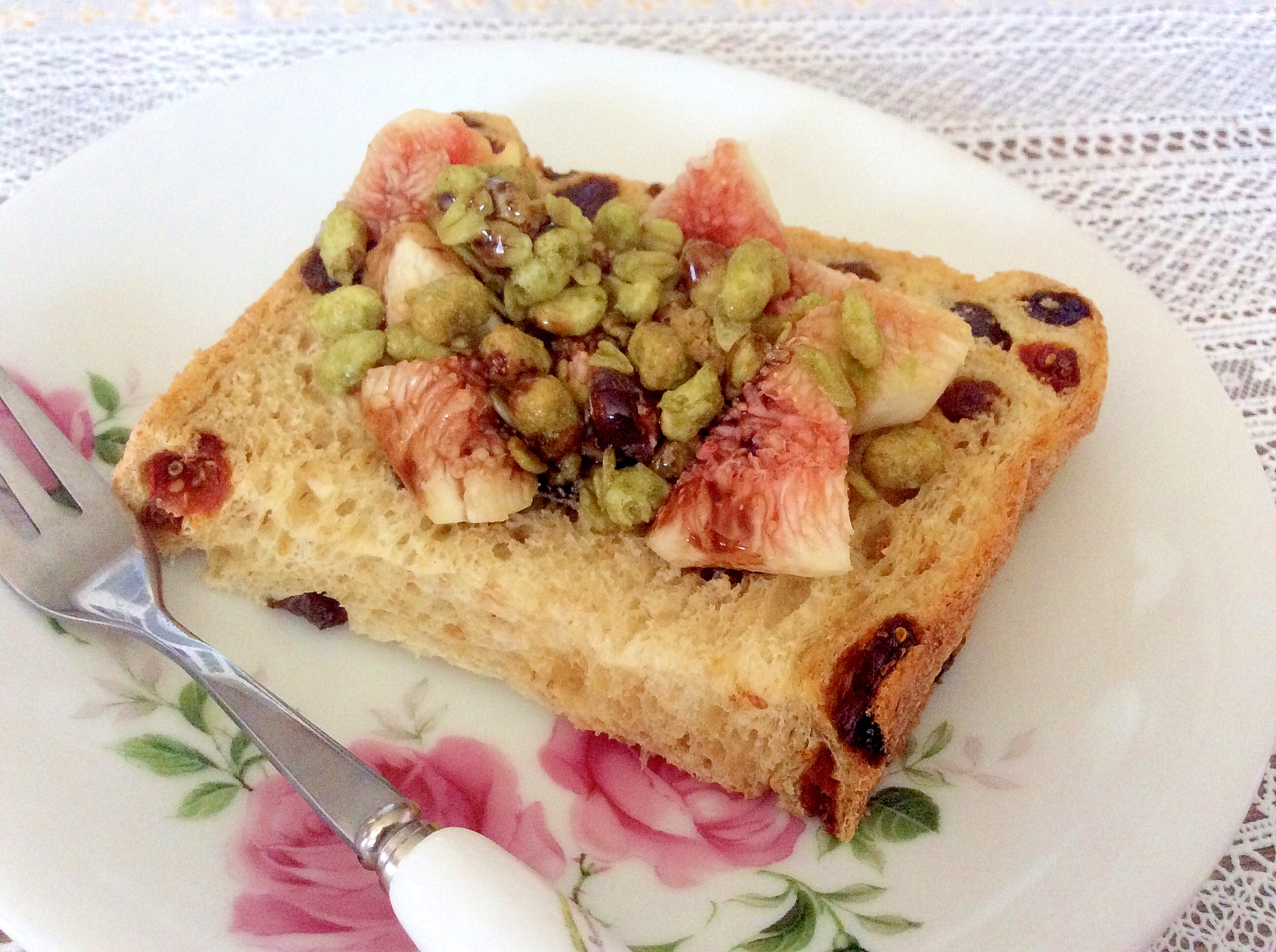 無花果と抹茶グラノーラのチョコかけトースト