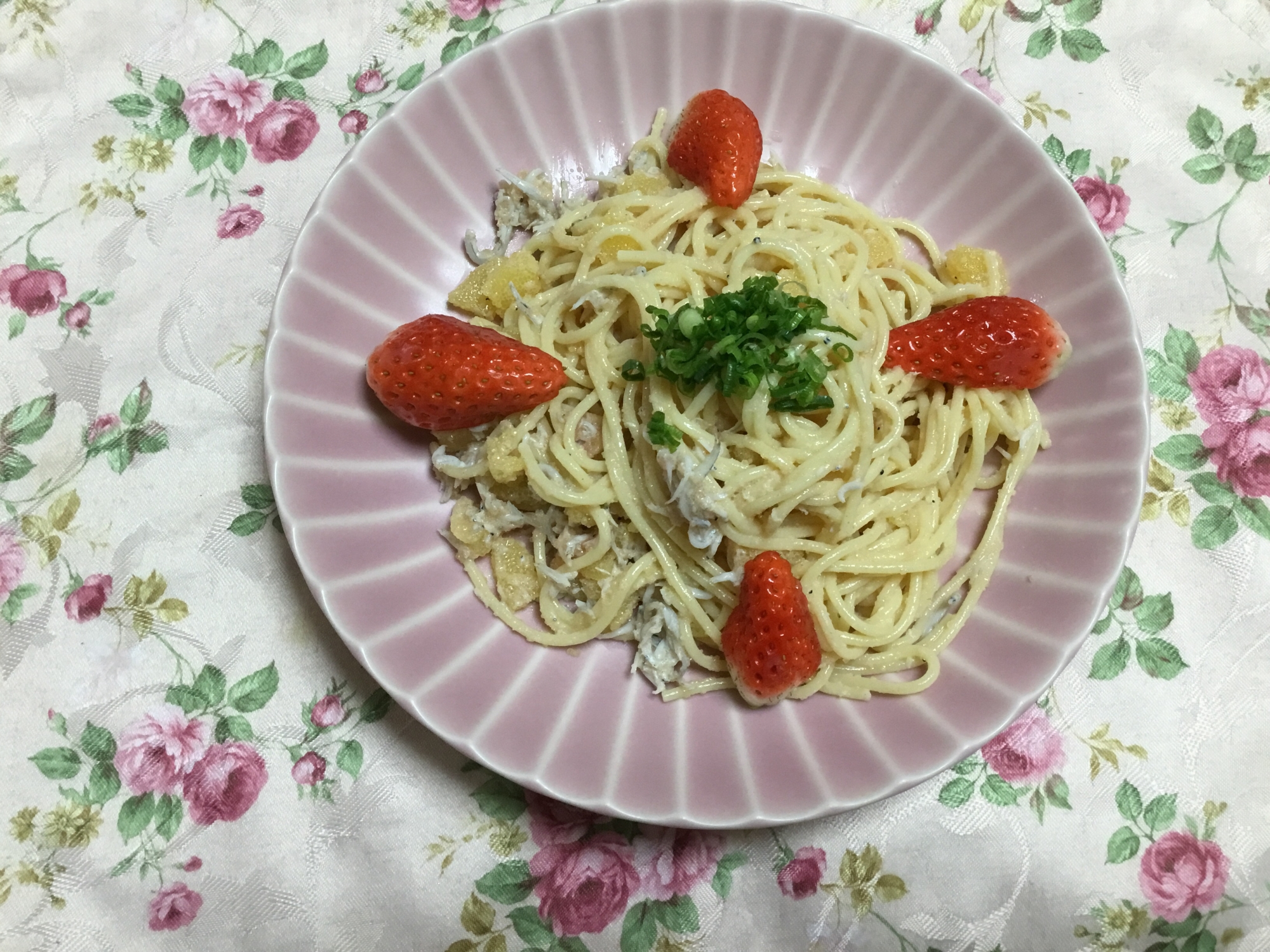 いちごと数の子と明太子とシラスパスタ