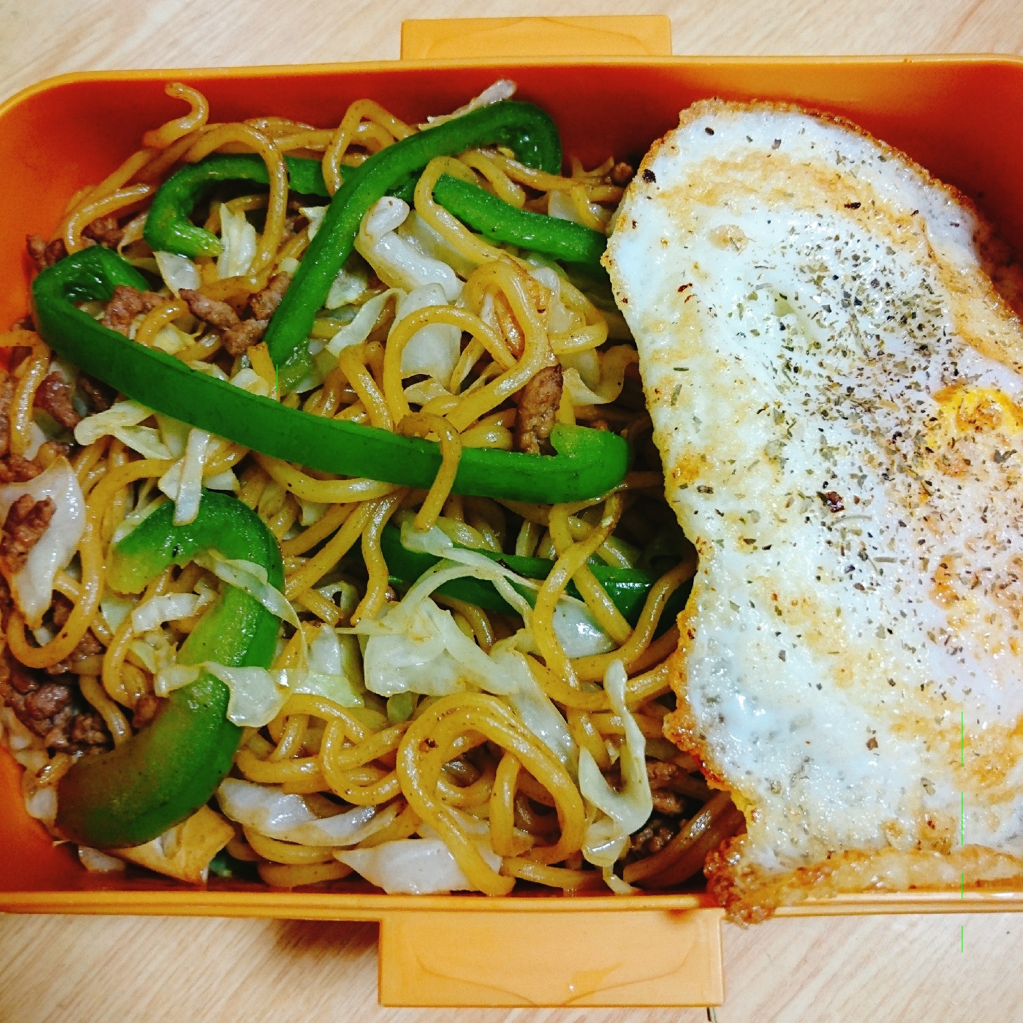 千切りキャベツとピーマンの合挽きソース焼きそば