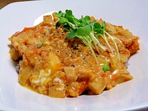 器に盛られた鶏むね肉の洋風親子丼