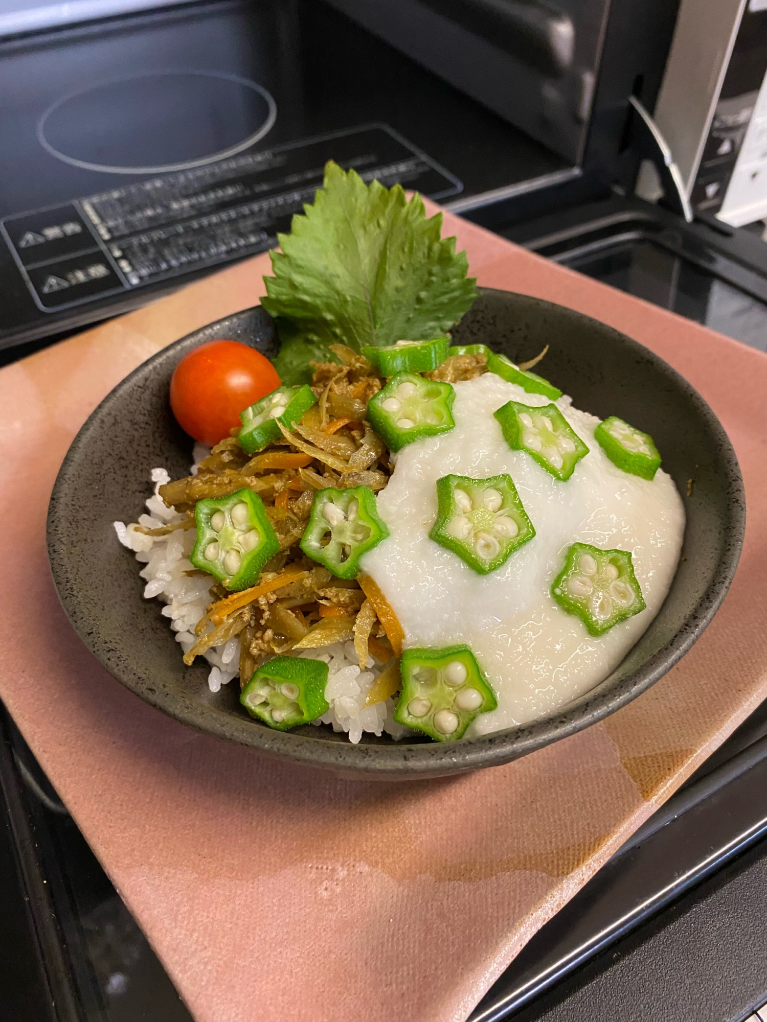 カレー風味で❣️ひき肉入り金平ごぼうのとろろ丼