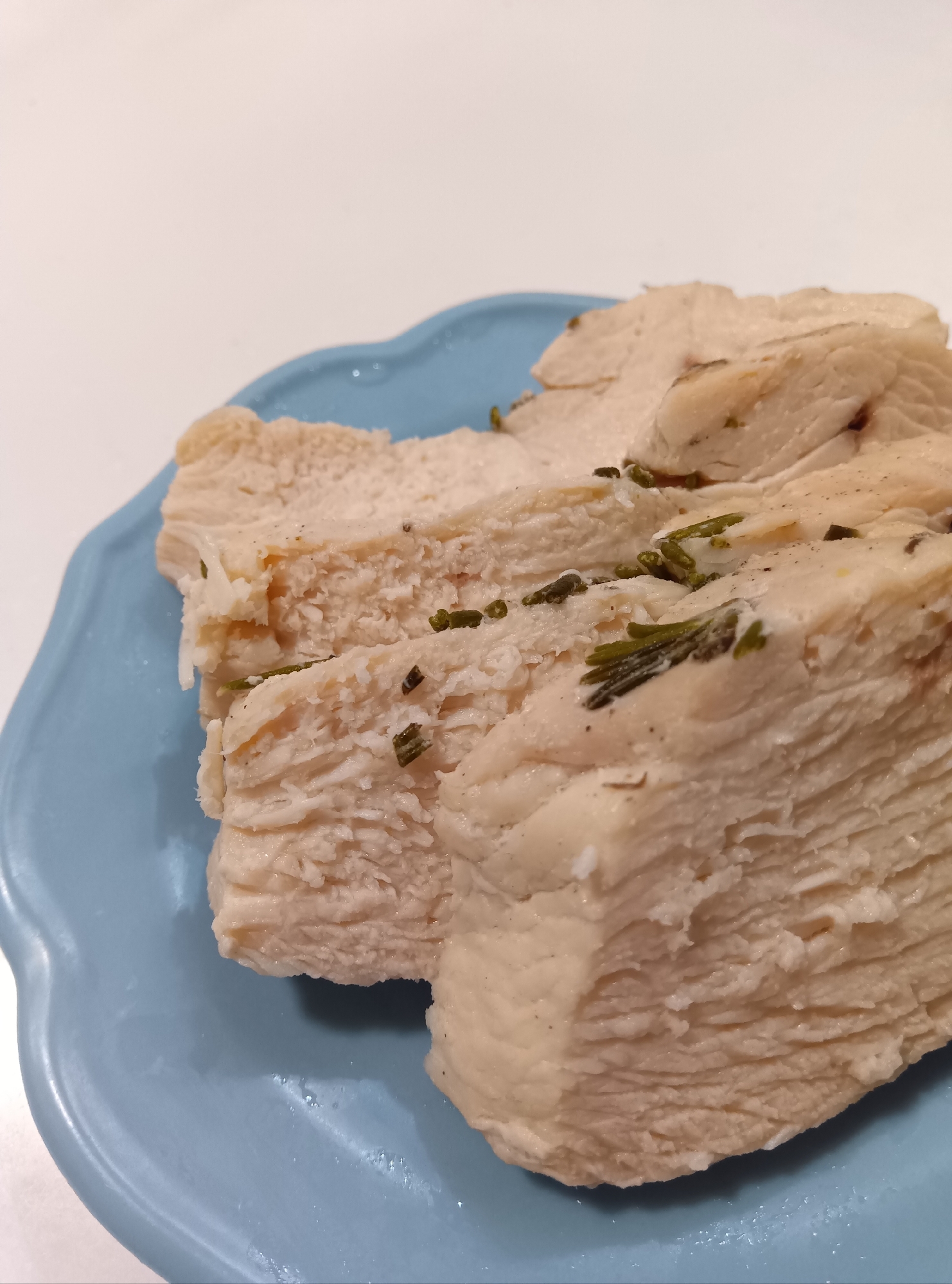 レンジで簡単☆ローズマリー風味の蒸し鶏