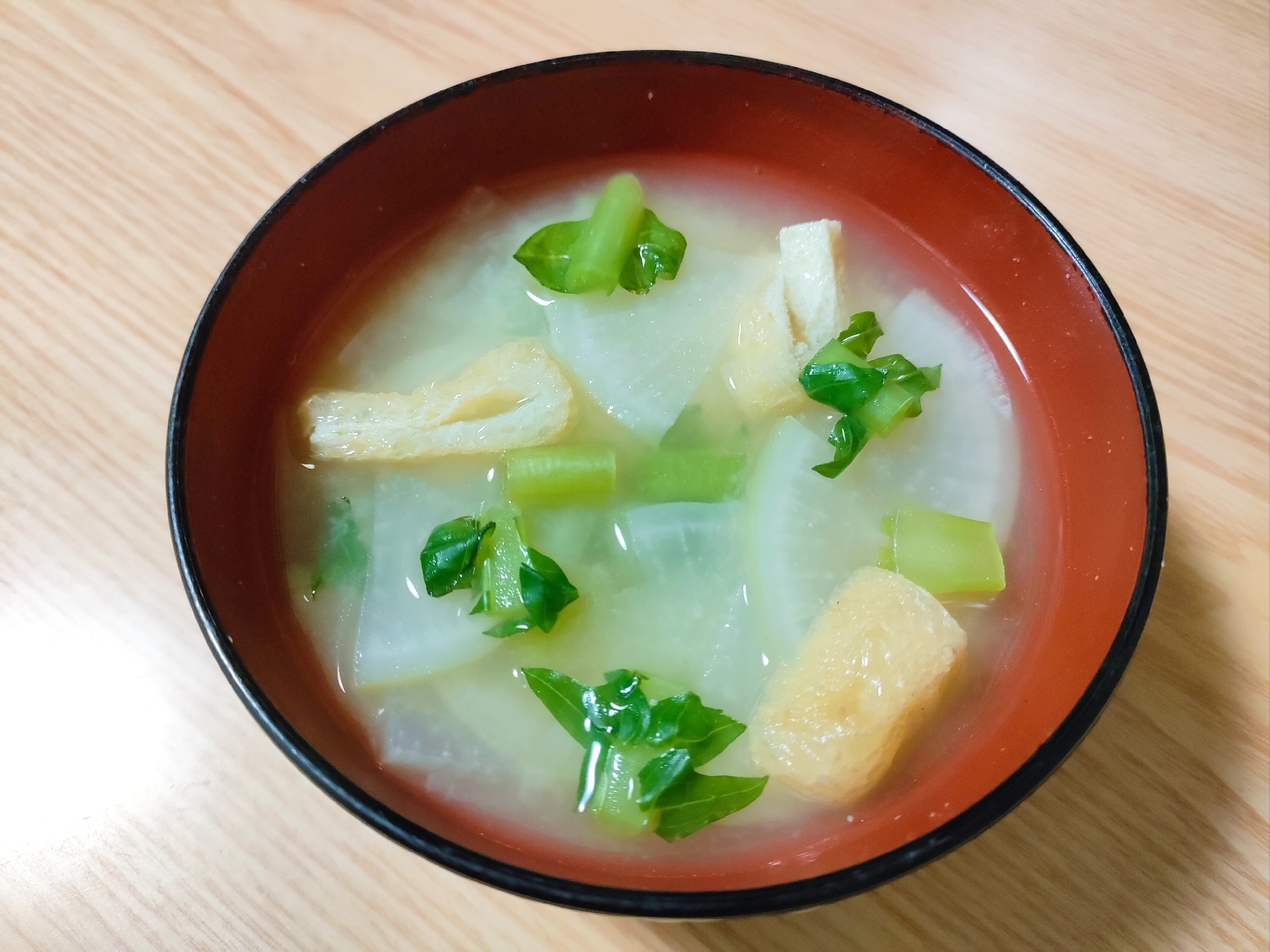 大根と大根葉と油揚げの味噌汁
