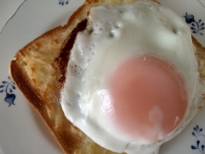 ハンバーグ目玉焼きトースト