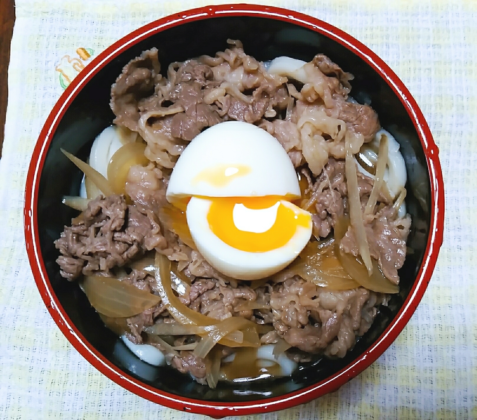 冷やし肉ぶっかけ半熟卵のせ