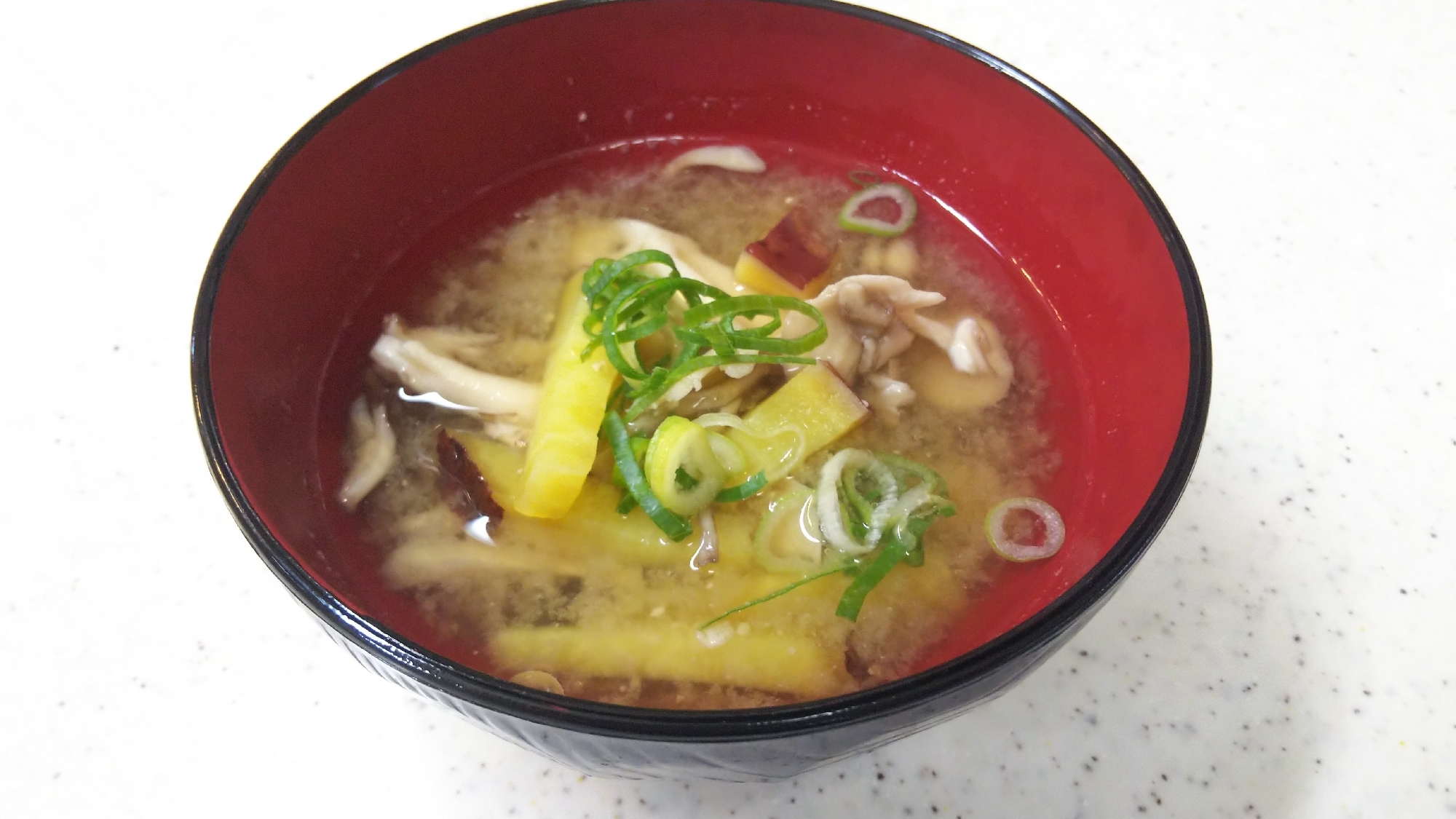 秋の味覚!さつまいもと舞茸のみそ汁