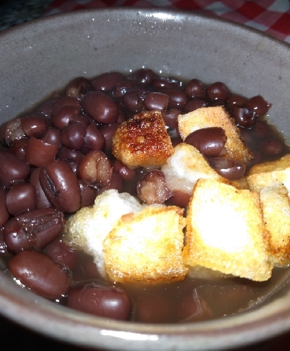 圧力鍋で小豆が時短で煮えて、高齢者の家族に「寒くなるとぜんざいが食べたかった。あっさり甘味で美味しい」と言われました(お餅は小さめに切りました)