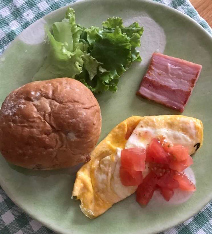 フレッシュトマトソースオムレツの朝ごはんプレート