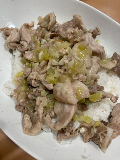 塩麹と豚こま肉でネギ塩丼☆コンビニ弁当風