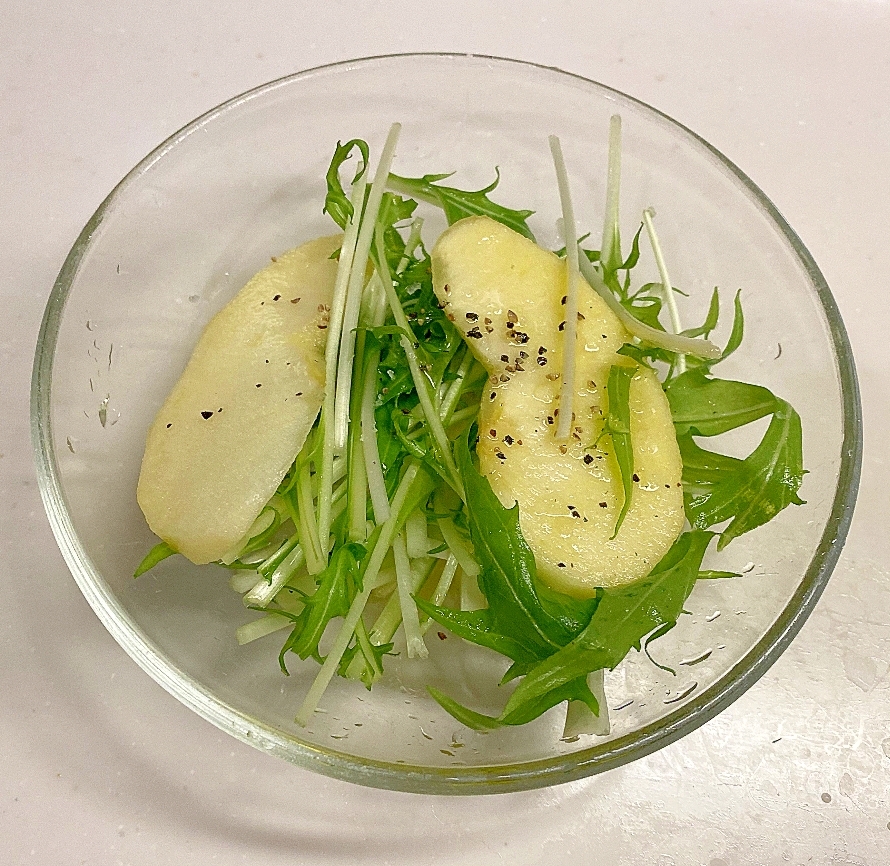 シャキシャキ！水菜とりんごのレモンサラダ