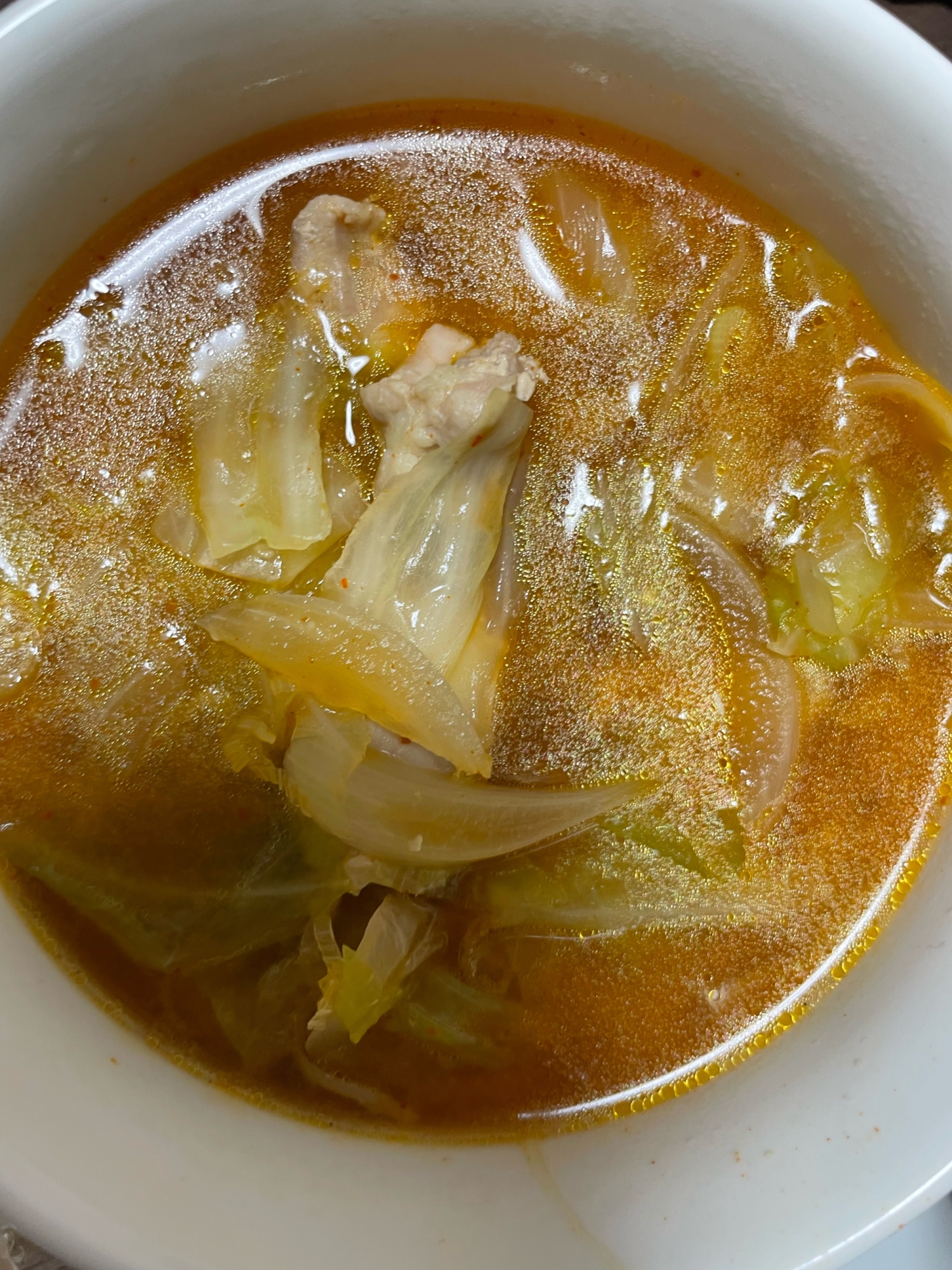 鶏肉とキャベツと玉ねぎのピリ辛スープ