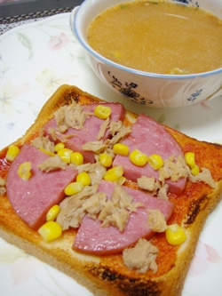 mimiさん家にある食材で作りました♪
またチーズ抜きでね（笑）
美味しかったですよ♪
可愛いティーカップでしね
♪インスタントの春雨スープを添えました♪