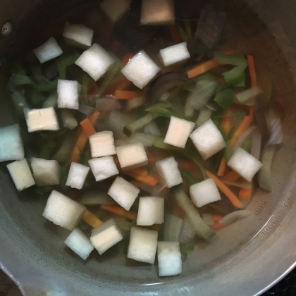 お麩とかまぼこと野菜の具だくさん和風スープ