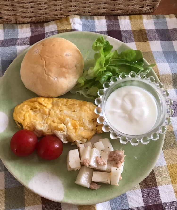 丸パンとコーンオムレツの朝ごはんプレート