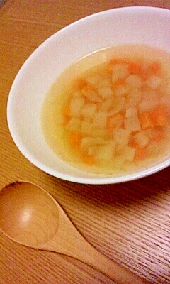 大根、にんじん、玉ねぎのコンソメスープ