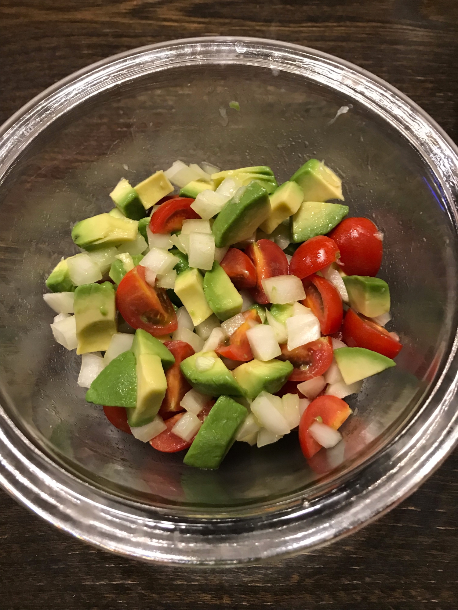 野菜だけのシンプルアボカドサラダ