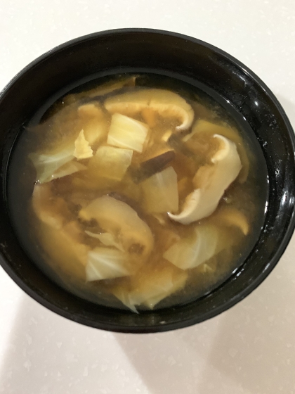 キャベツと椎茸の味噌汁