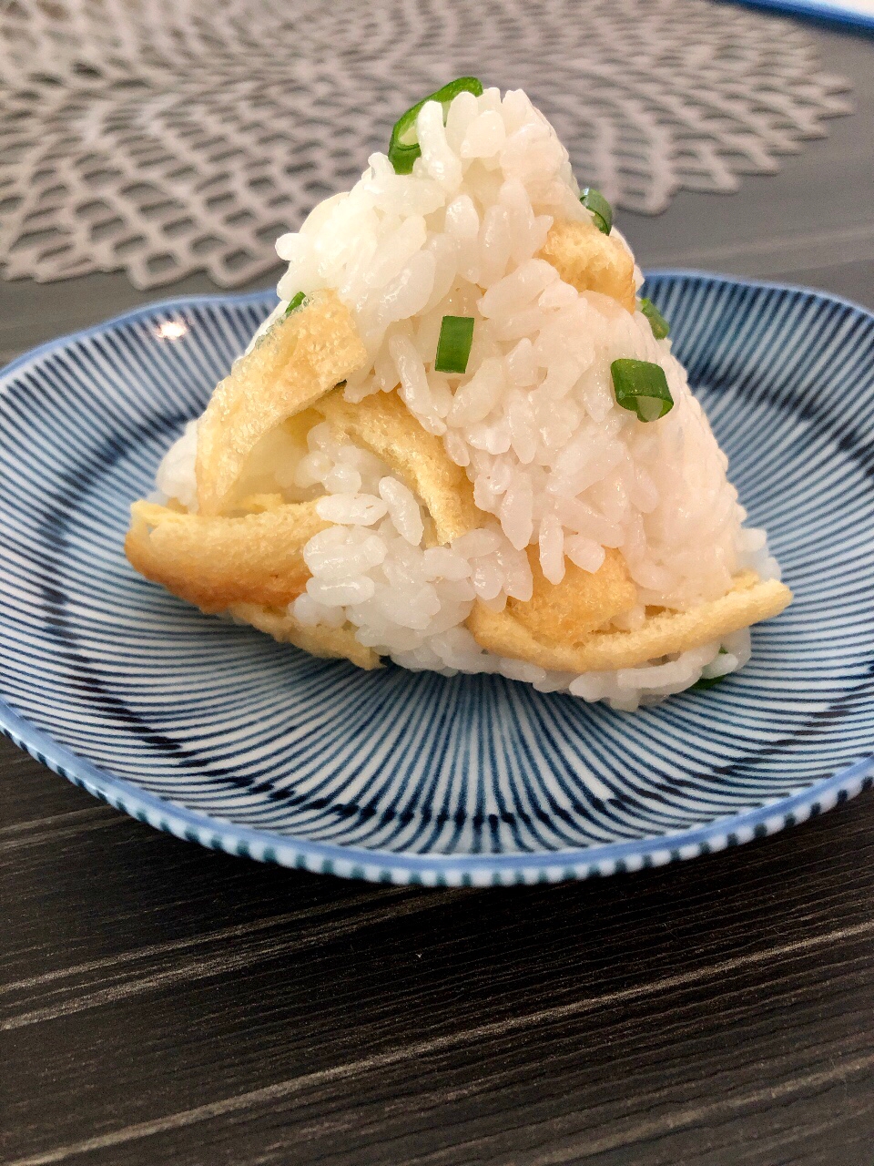 【ひと手間おむすび】カリカリ油揚げとねぎ