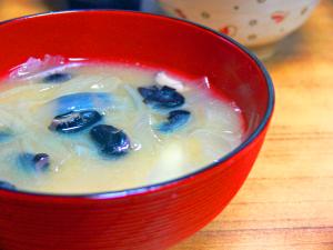 黒豆と玉ねぎのお味噌汁