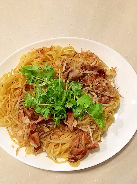 アジアンやきそばパクチーのせ