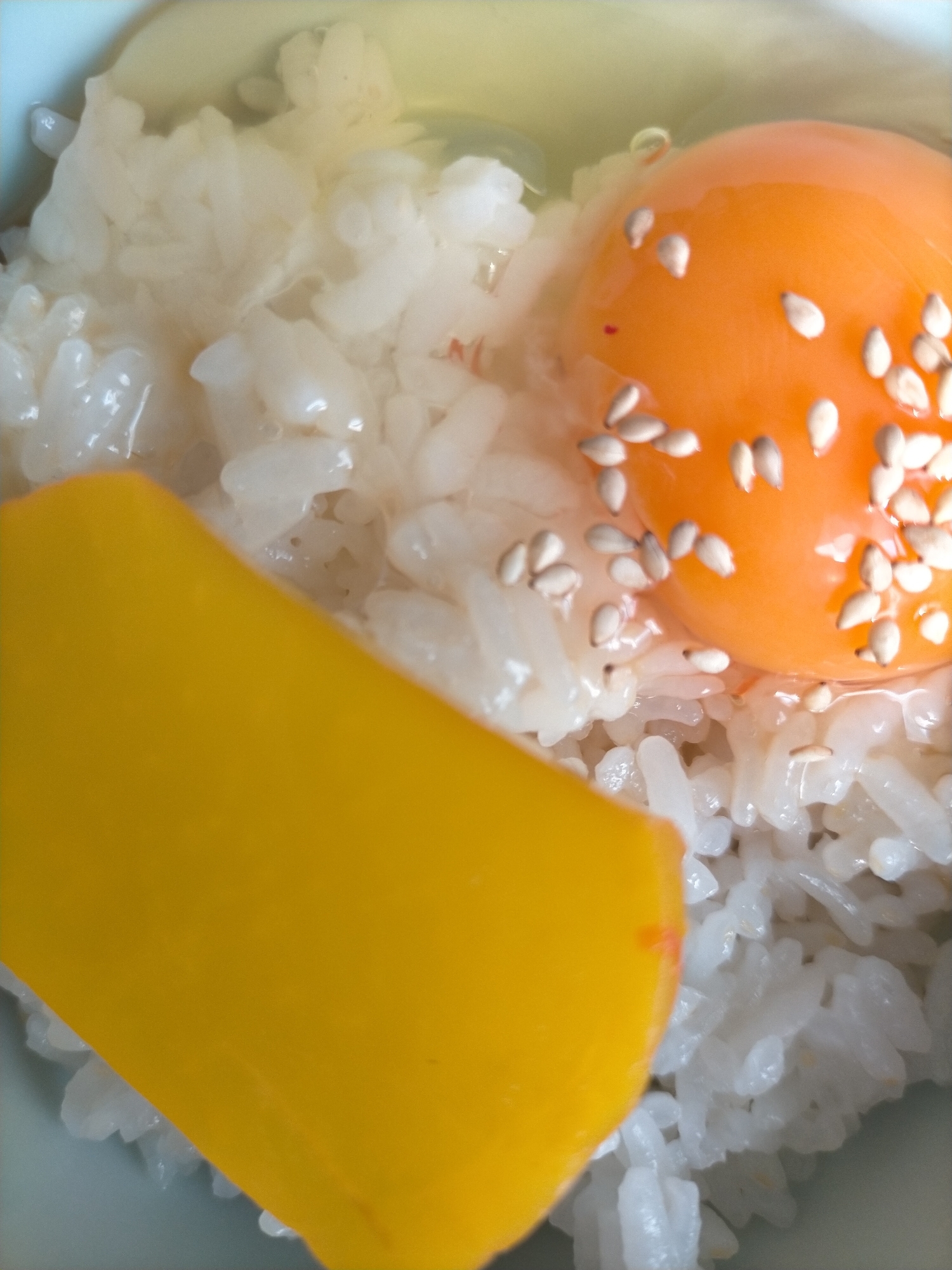 沢庵とごま入り卵かけご飯