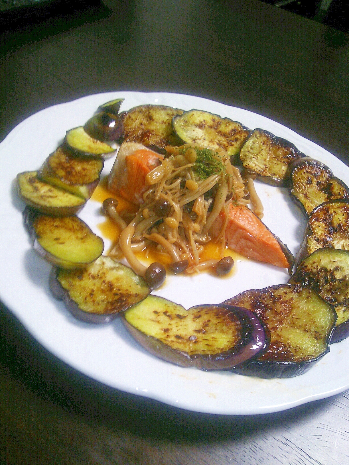 簡単おかず☆鮭のバター醤油きのこのせ