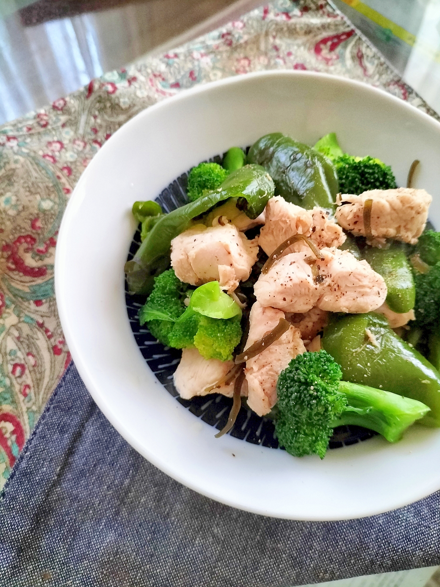 旨味たっぷり♪ピーマンとささみの塩昆布煮