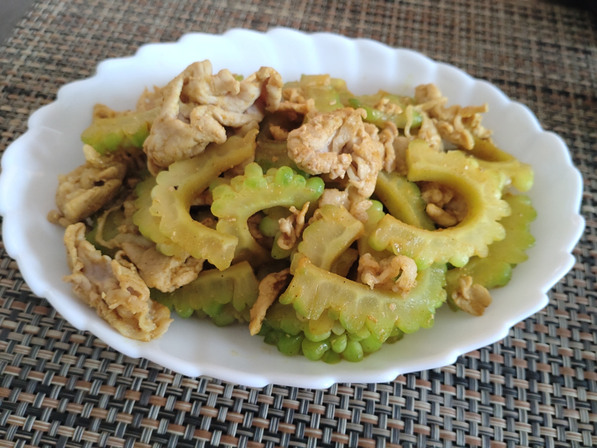 夏にぴったり！ゴーヤのスパイシーカレー炒め