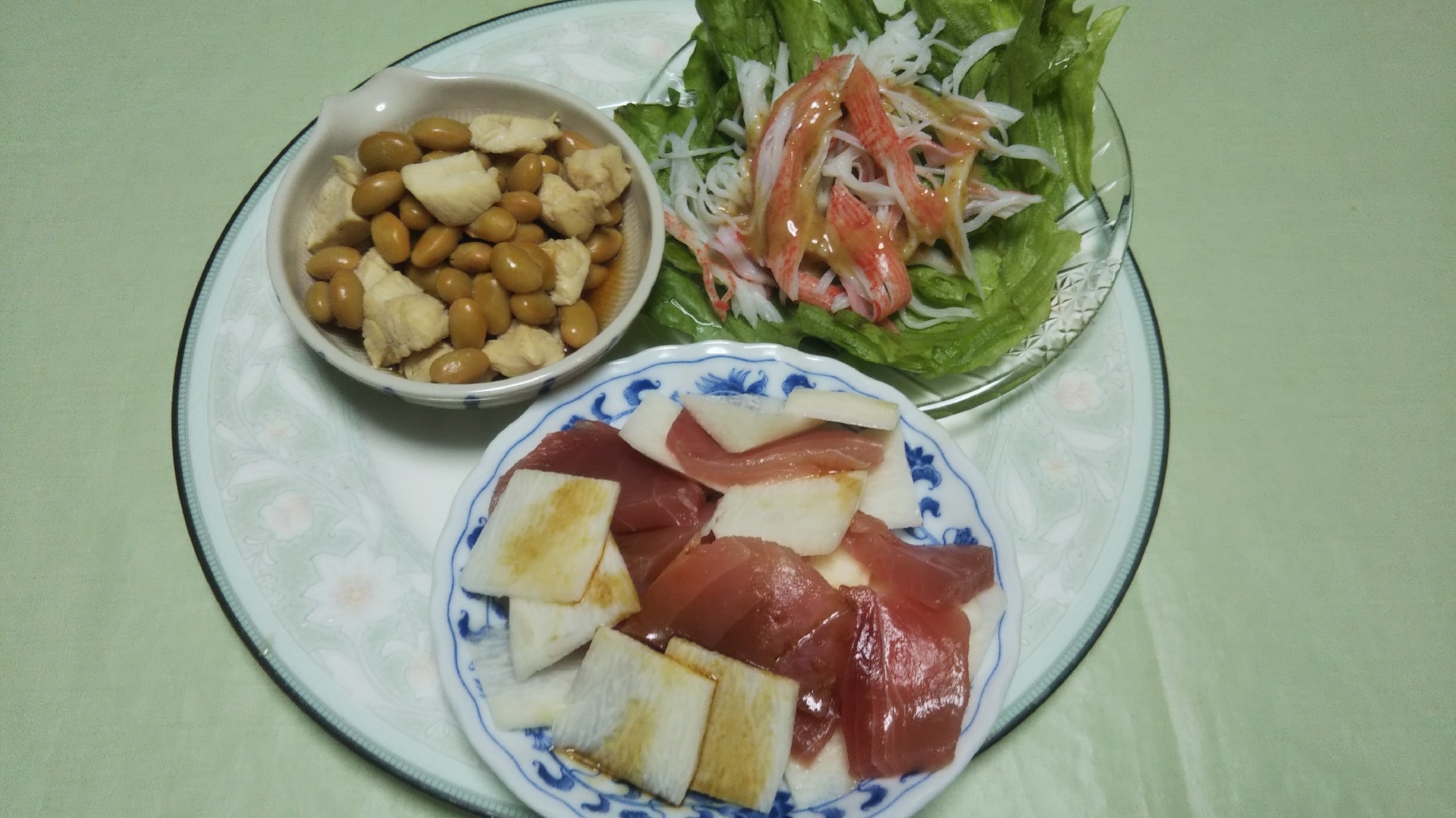 マグロ長芋和えと大豆ササミ煮とレタスカニかまサラダ