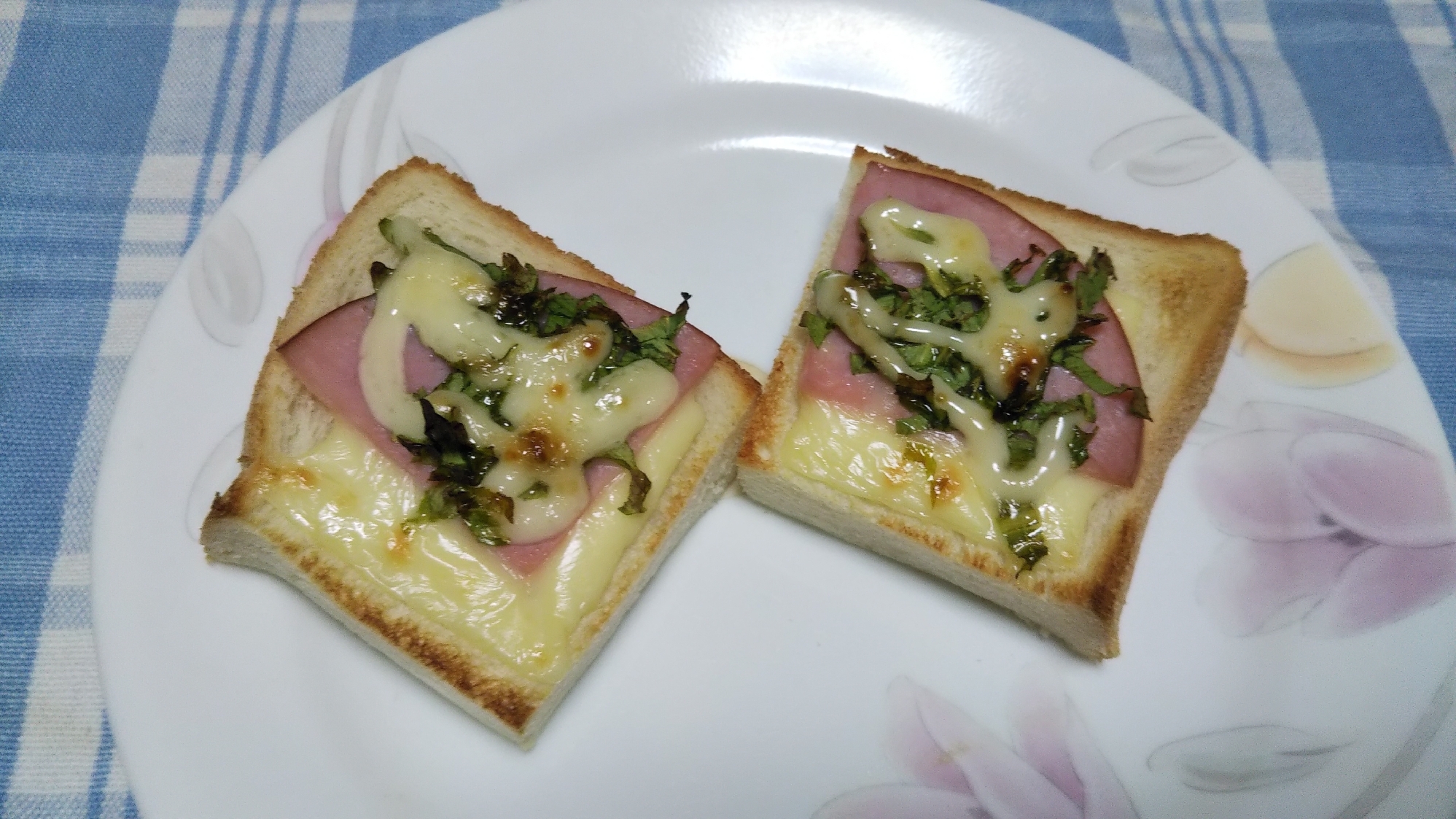 チーズとハムとセロリ葉の一口トースト☆